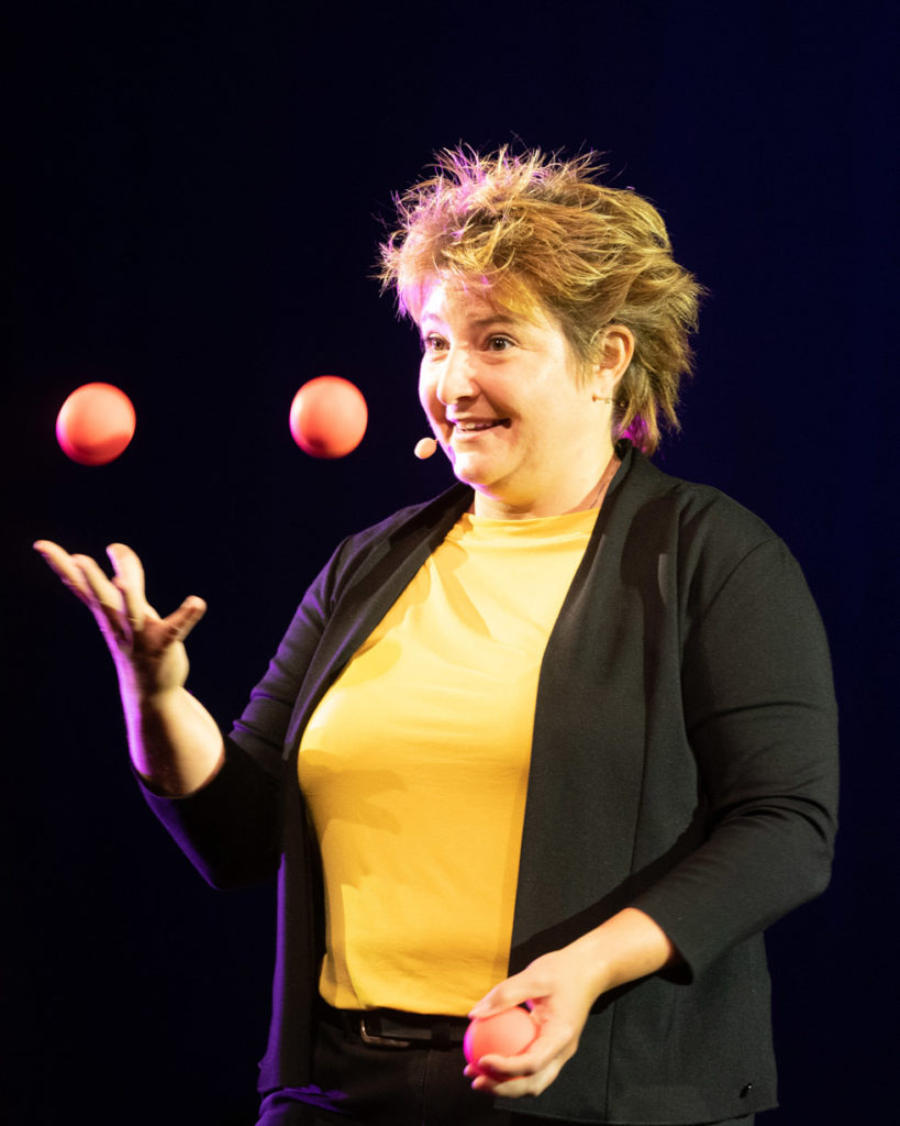 Julia Schmitz jongliert mit Bällen
